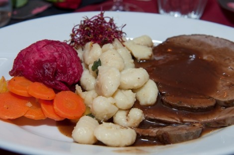 Gespickter Nackenbraten mit roter Frucht & weissen Blutkörperchen